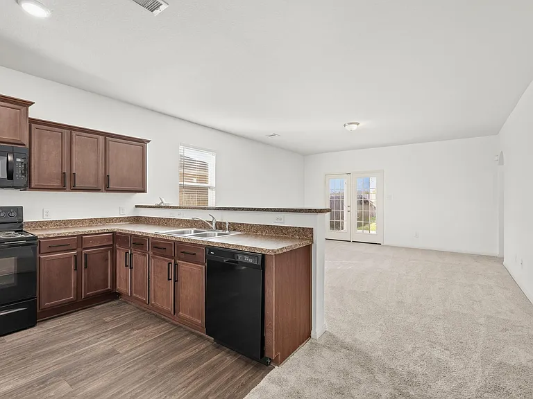 718 Crystal Lakes Dr — Photo 9