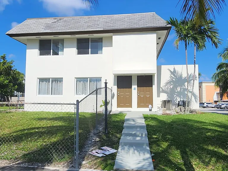 8852 SW 95th Ave — Photo 2