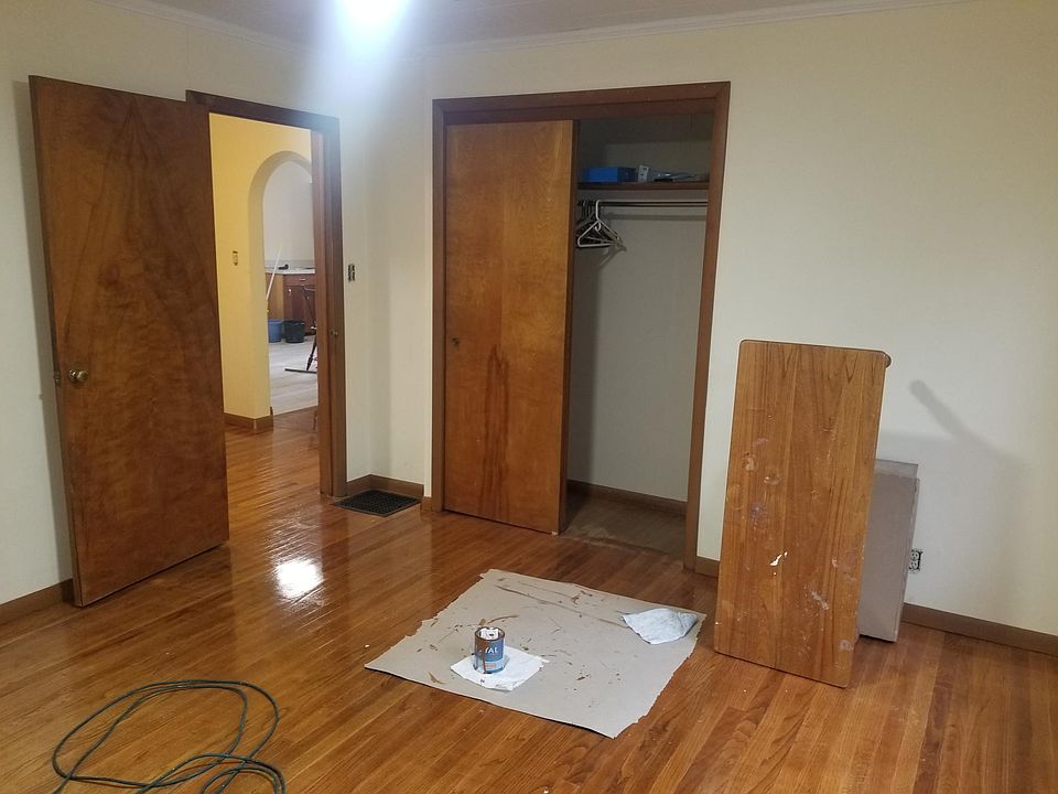 1st image of 104 W Illinois St
