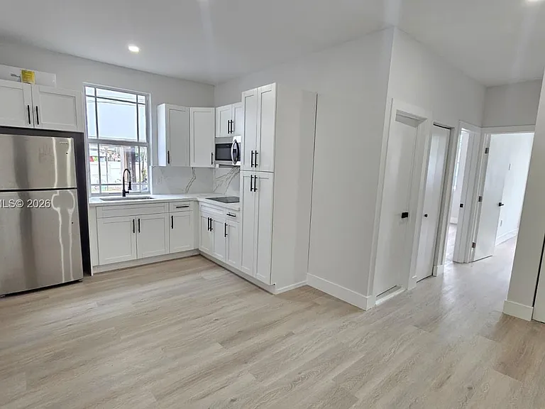 2425 SW 6th St #10 — Photo 5
