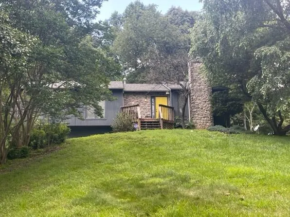 7420 Carriage Hills Dr, Roanoke, VA 24018