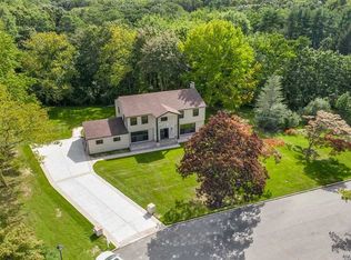 4 Glen Hill Ct, Dix Hills, NY 11746