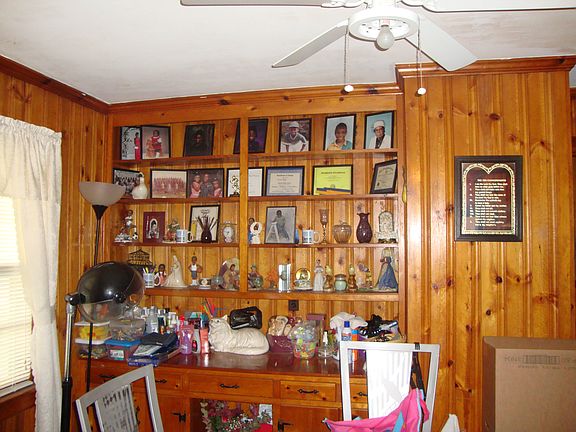 Built in  desk/shelves