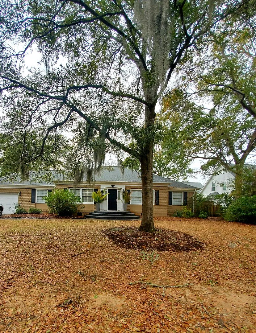 Desireable Home in Surfside Beach just blocks from the ocean — Photo 1