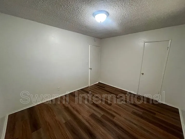 1303 W 107th St — Photo 18