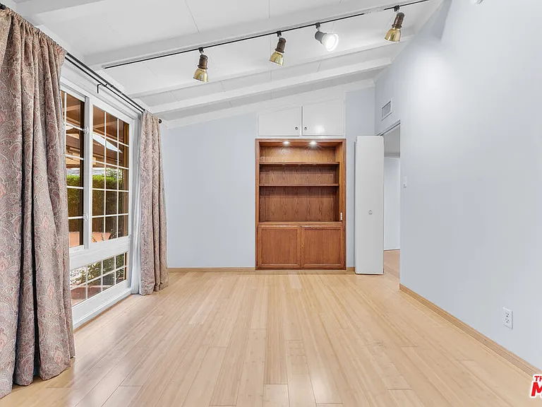 6742 Sunny Brae Ave — Photo 15