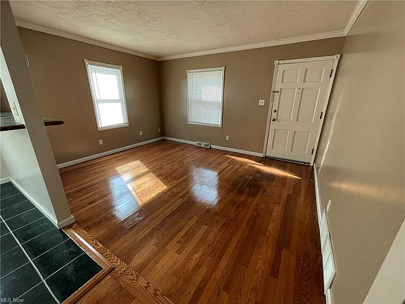 4th image of 609 Essex St