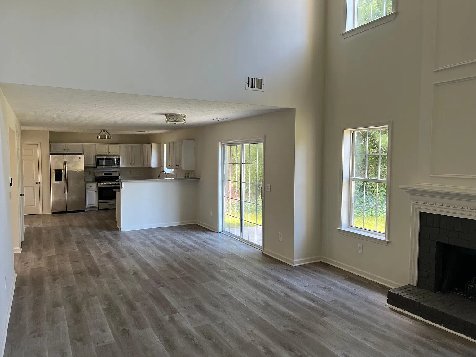 3 bed, 2039 sqft, $2,350 — Photo 3