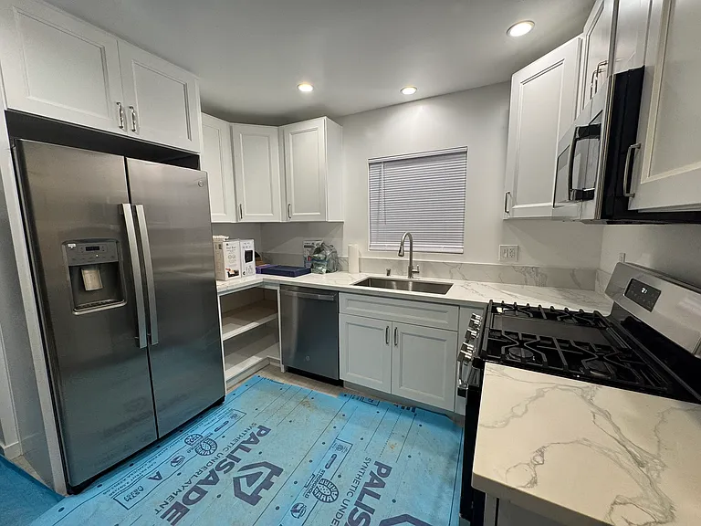 Fully equipped kitchen with full size stove, dishwasher and refrigerator with ice maker.