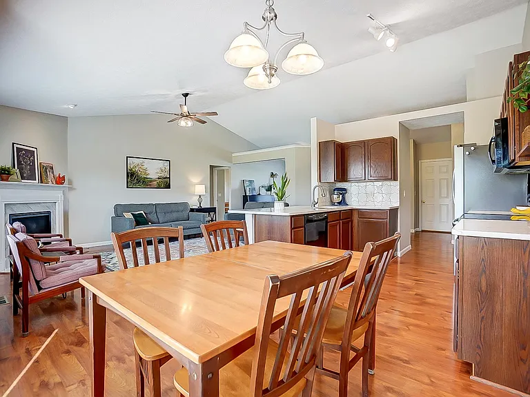 1442 Observatory Dr — Photo 16