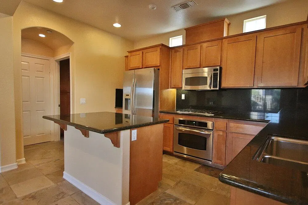 3 bed, 3.5 bath, 1498 sqft, $4,100 — Photo 2