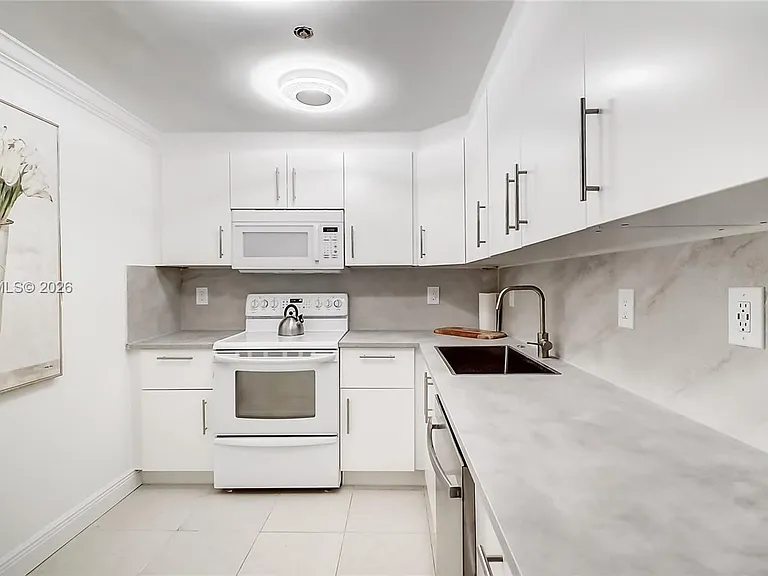 2401 Collins Ave #904 — Photo 17
