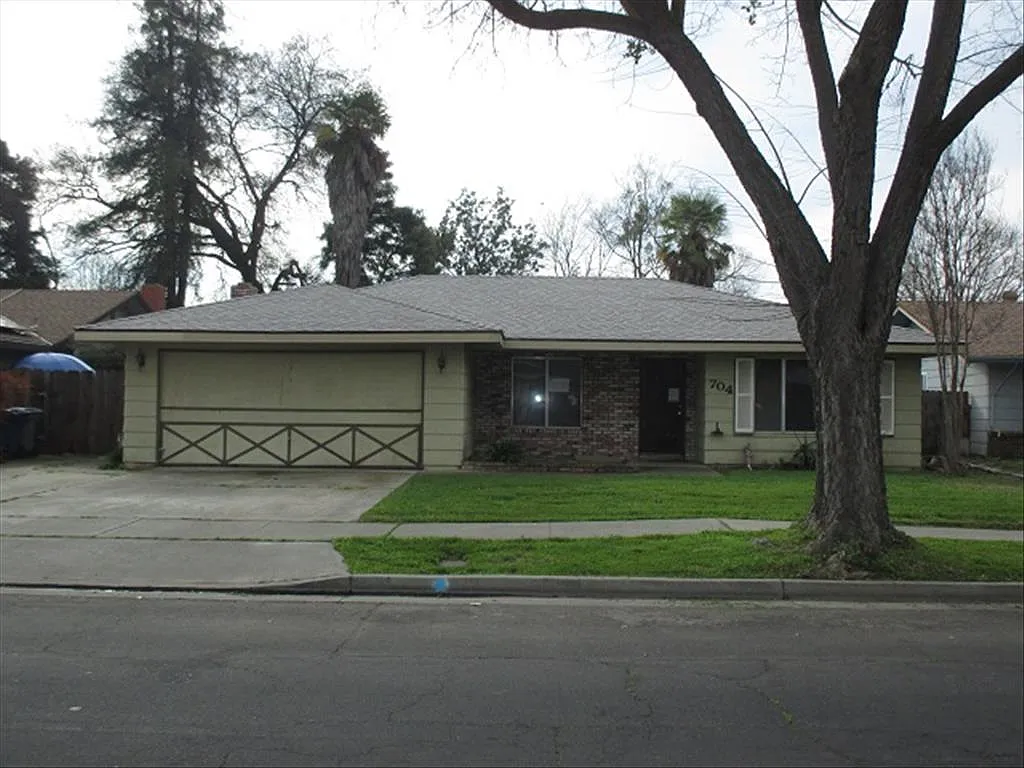 704 Hansen Ave photo 1