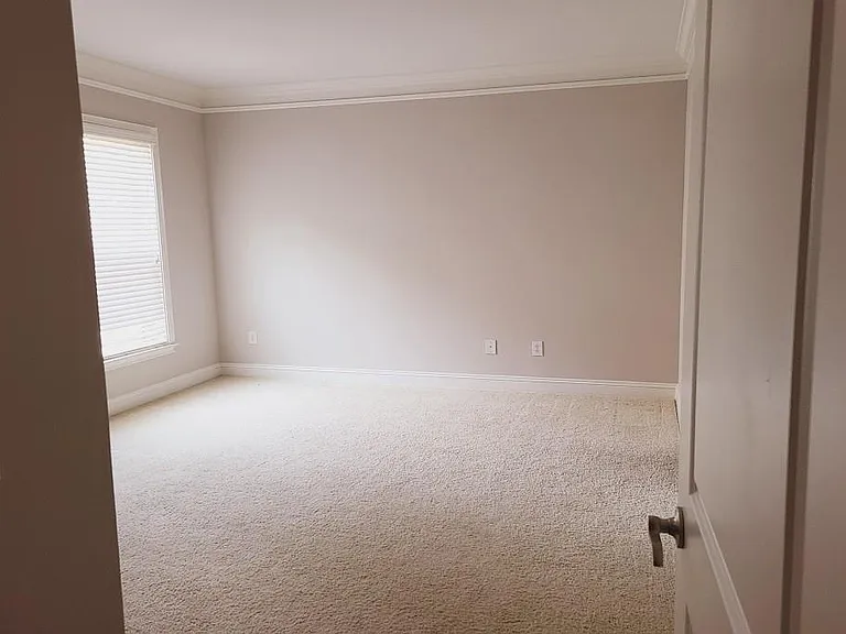 942 Perimeter Walk — Photo 11