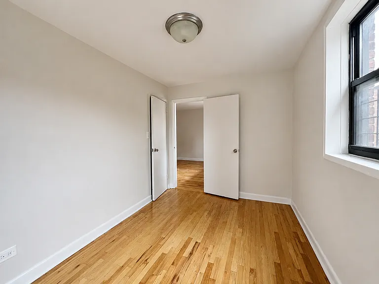 2409 E 3rd St #5F — Photo 5