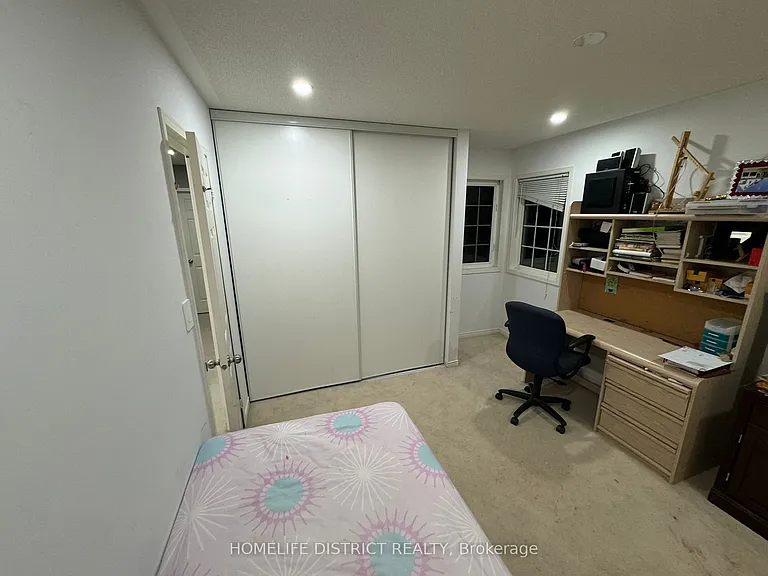 1100 Ashgrove Cres — Photo 12