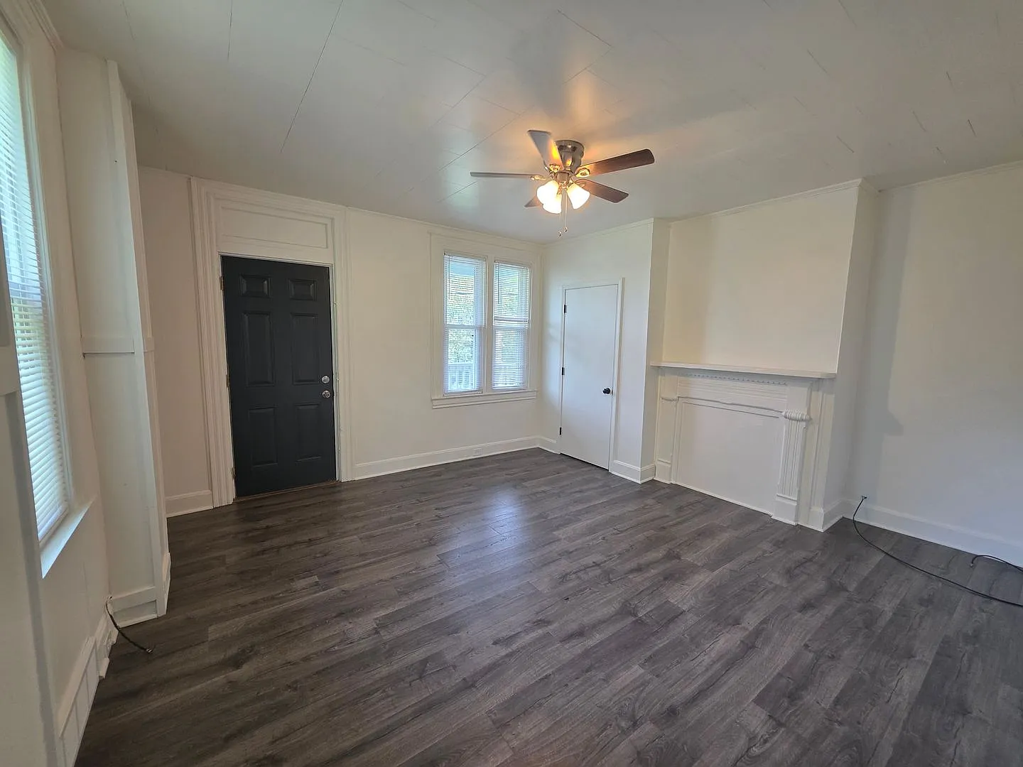 Beautiful and Spacious 3 Bedroom Home In West End — Photo 2