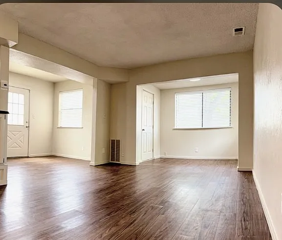 1579 Hooker St — Photo 3