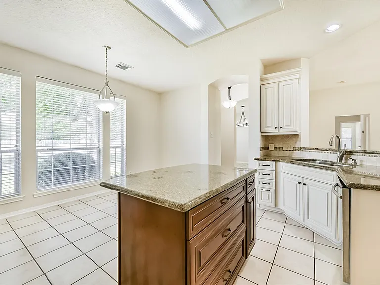2401 Woody Rd — Photo 10