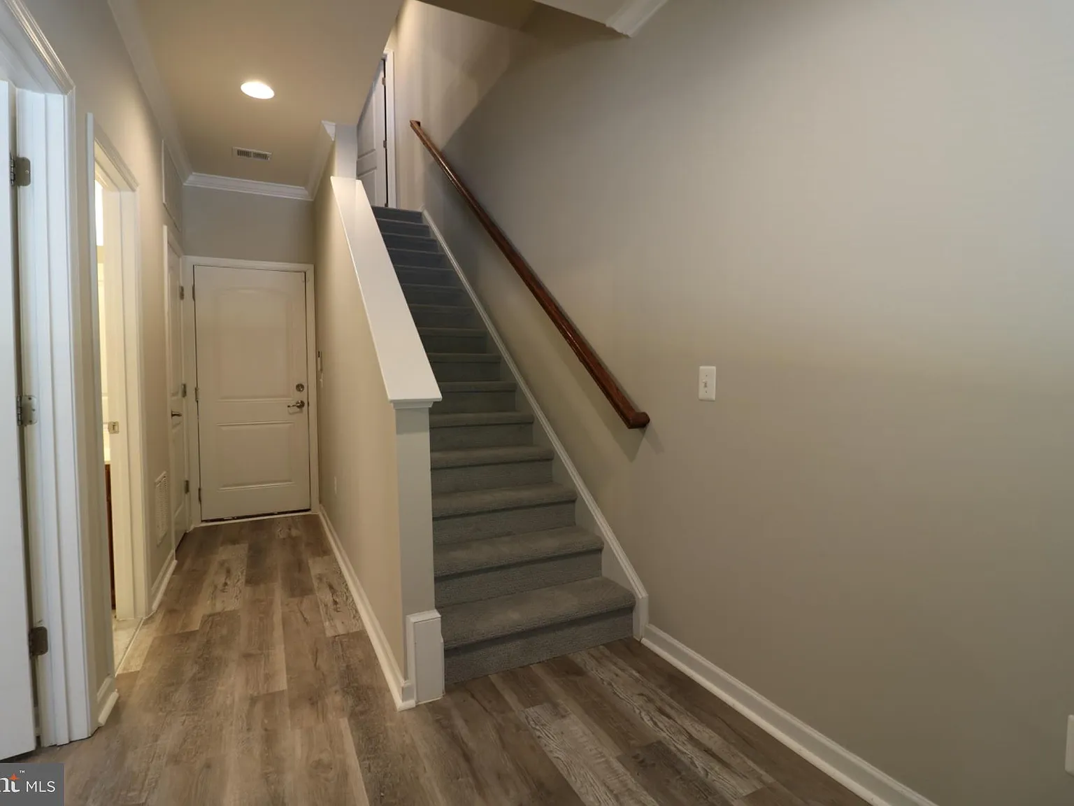 4 bed, 3.5 bath, 2000 sqft, $2,975 — Photo 2