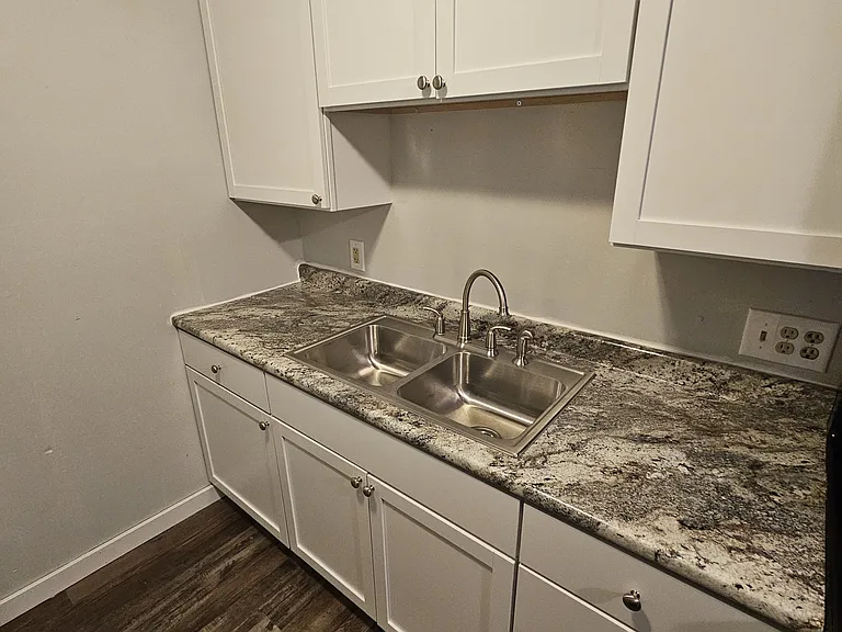 1160 Oakview Dr #6 — Photo 5