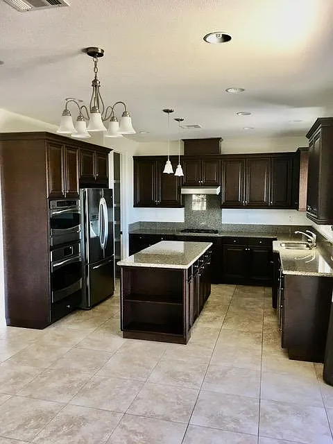 4 bed, 2.5 bath, 2402 sqft, $6,100 — Photo 3