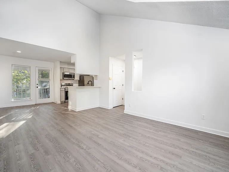 1107 W McGee St — Photo 14