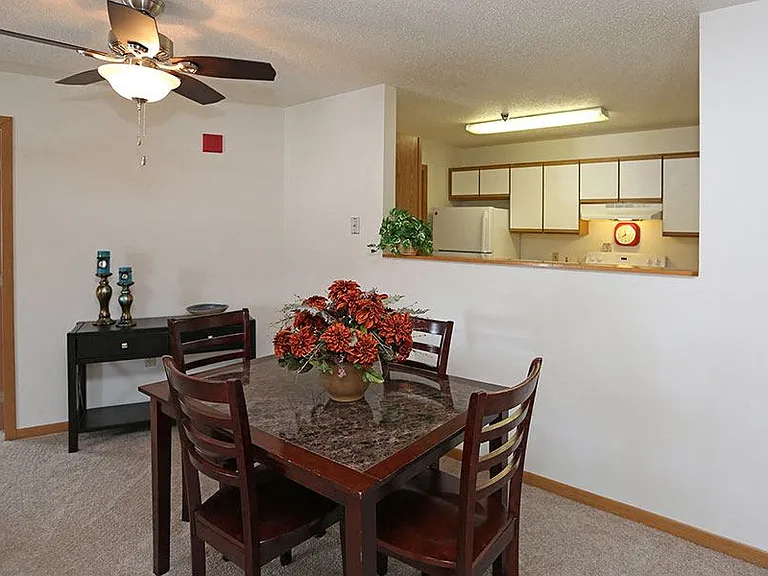 BAY MANOR APARTMENTS — Photo 16