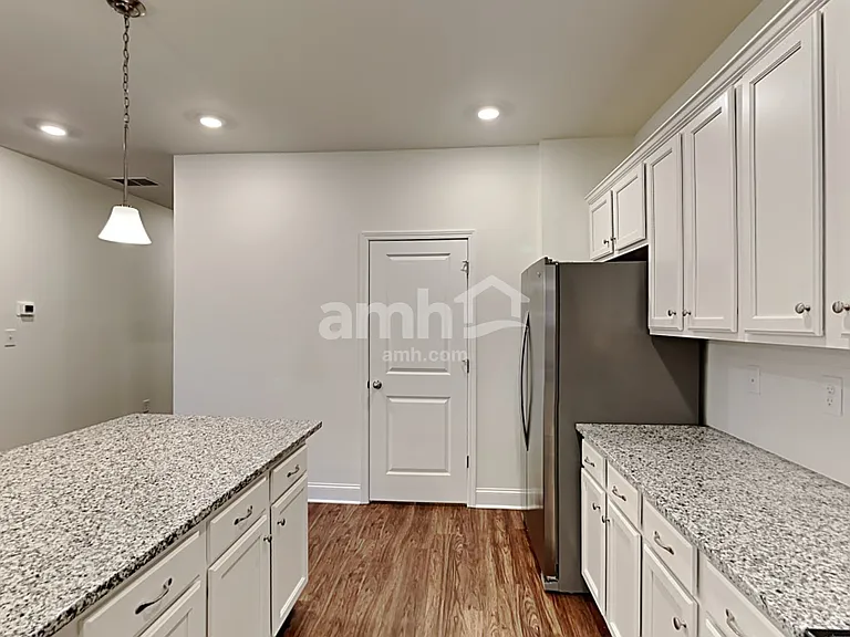 1410 Ashlyn Ct — Photo 5