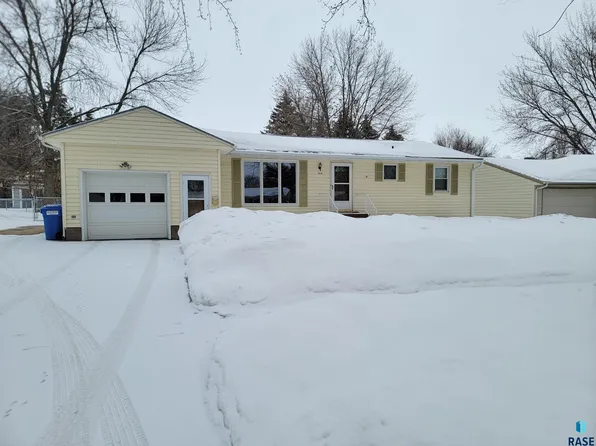 814 NE 6th St, Madison, SD 57042