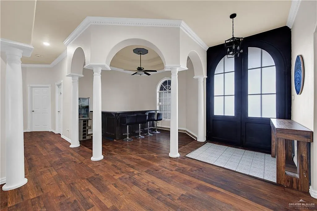4 bed, 2.5 bath, 2365 sqft, $2,500 — Photo 2