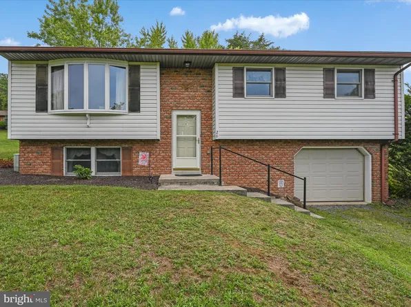 26 2 1/2 Mile Rd, Pine Grove, PA 17963
