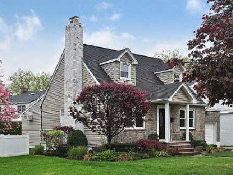 3rd image of 11 Maple Dr W