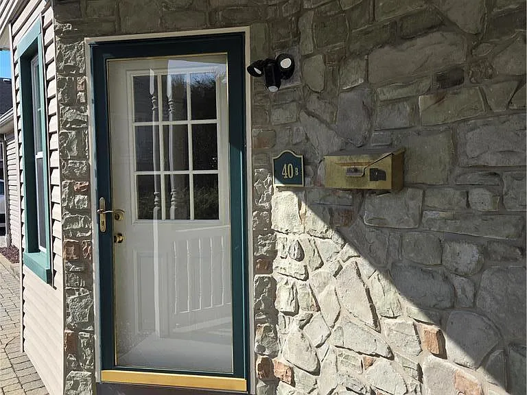 40 Evergreen St #B — Photo 2