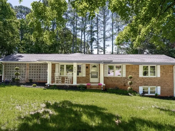 634 Middle Park Dr, Seneca, SC 29672