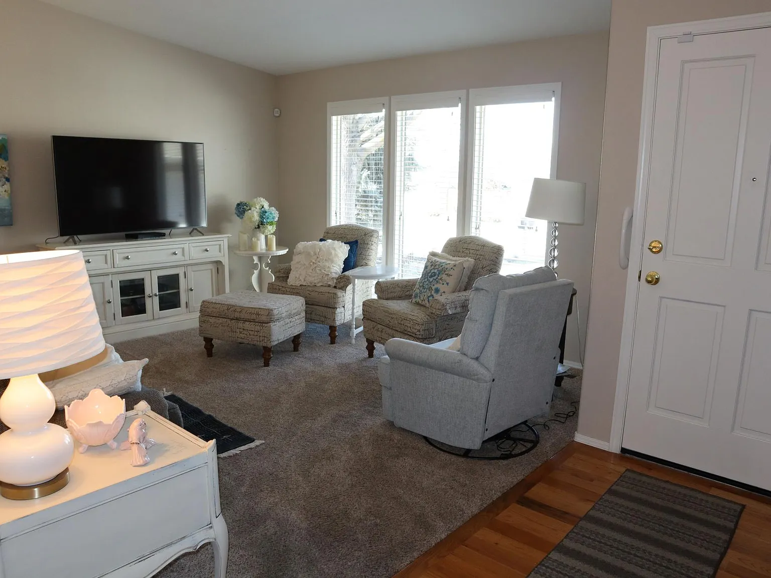 3 bed, 1652 sqft, $2,145 — Photo 2
