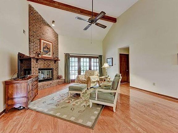 3rd image of 102 Sandalwood Ct