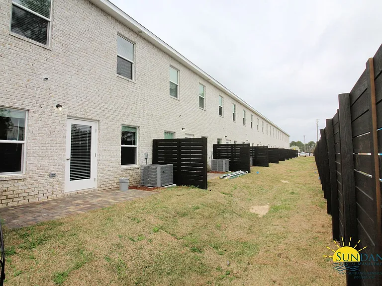 1813 Stable Ln — Photo 16