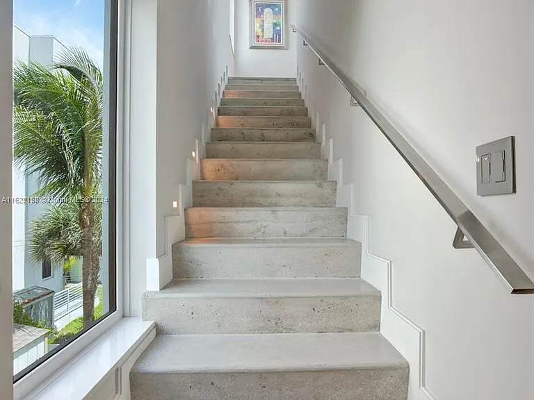 305 Oak St — Photo 57