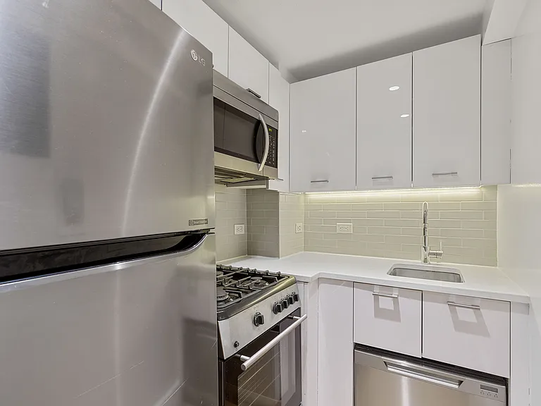 230 E 44th St #3P — Photo 1