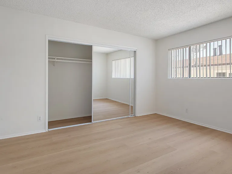 1324 Barry Ave #6 — Photo 11