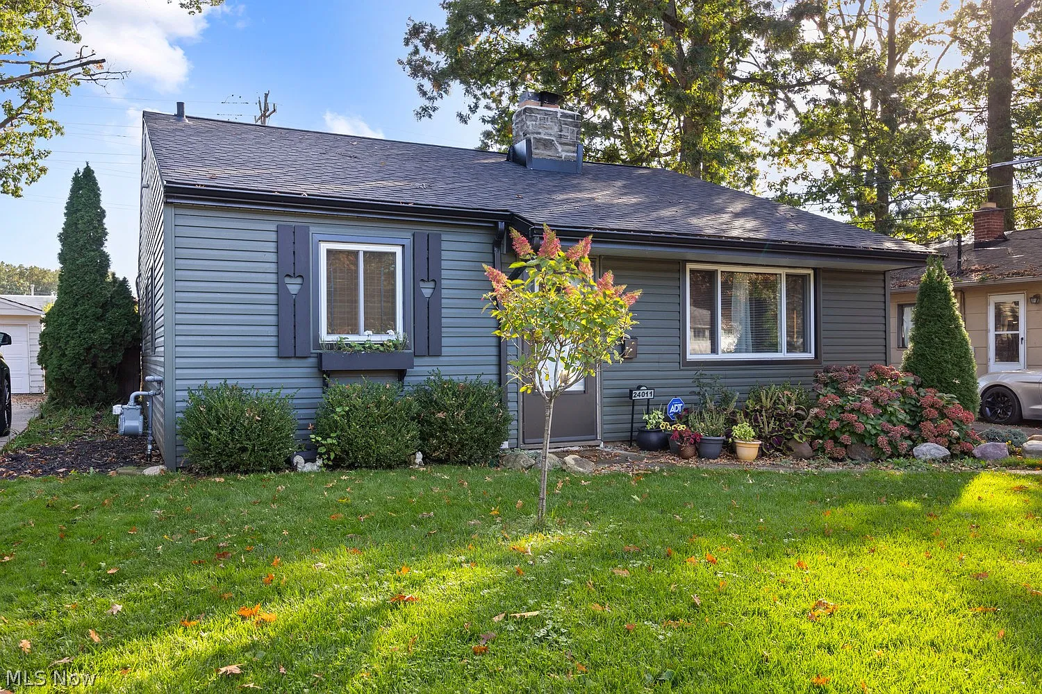 3 bed, 1.0 bath, 1050 sqft, $2,200 — Photo 2