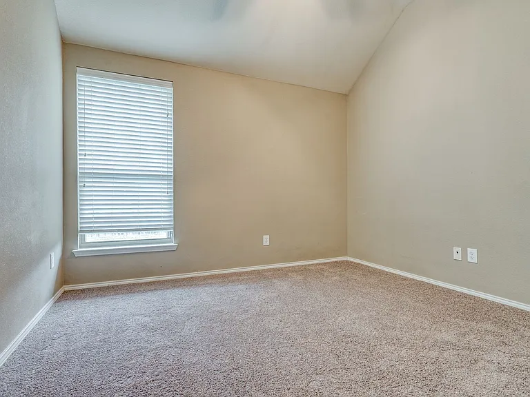 1301 Red River Dr — Photo 21