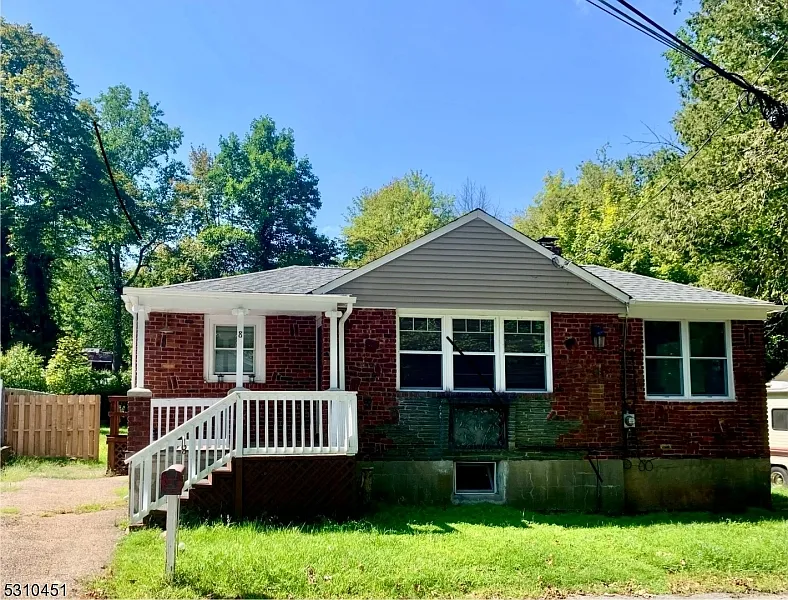 8 Lakeland Dr