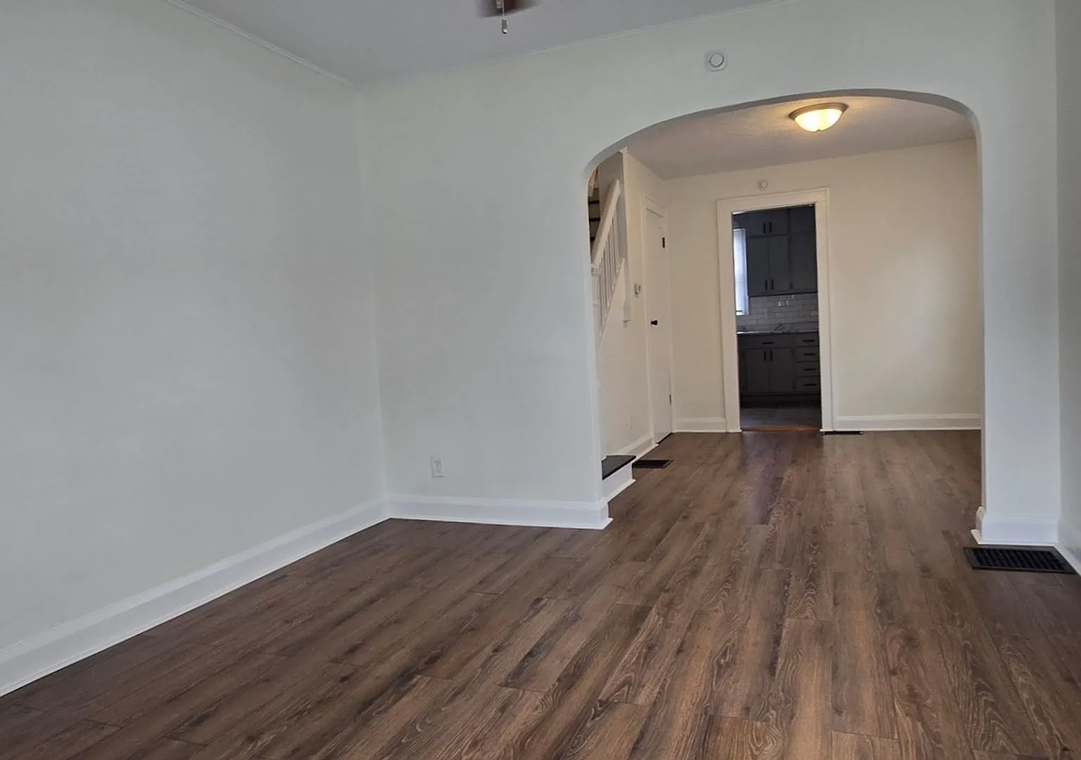 Updated 2 bedroom Townhouse - Garfield Park-South Neighborhood — Photo 4
