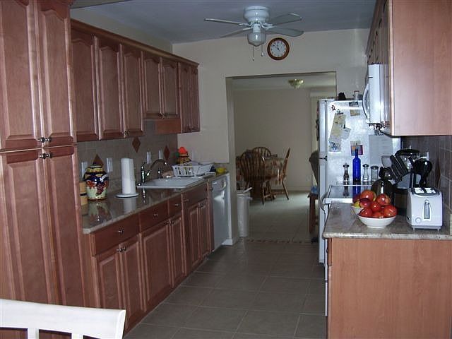 2nd image of 901 Canterbury Rd