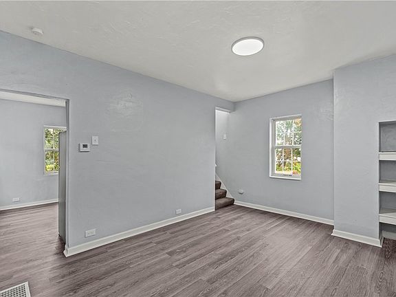 2nd image of 904 Hilltop St