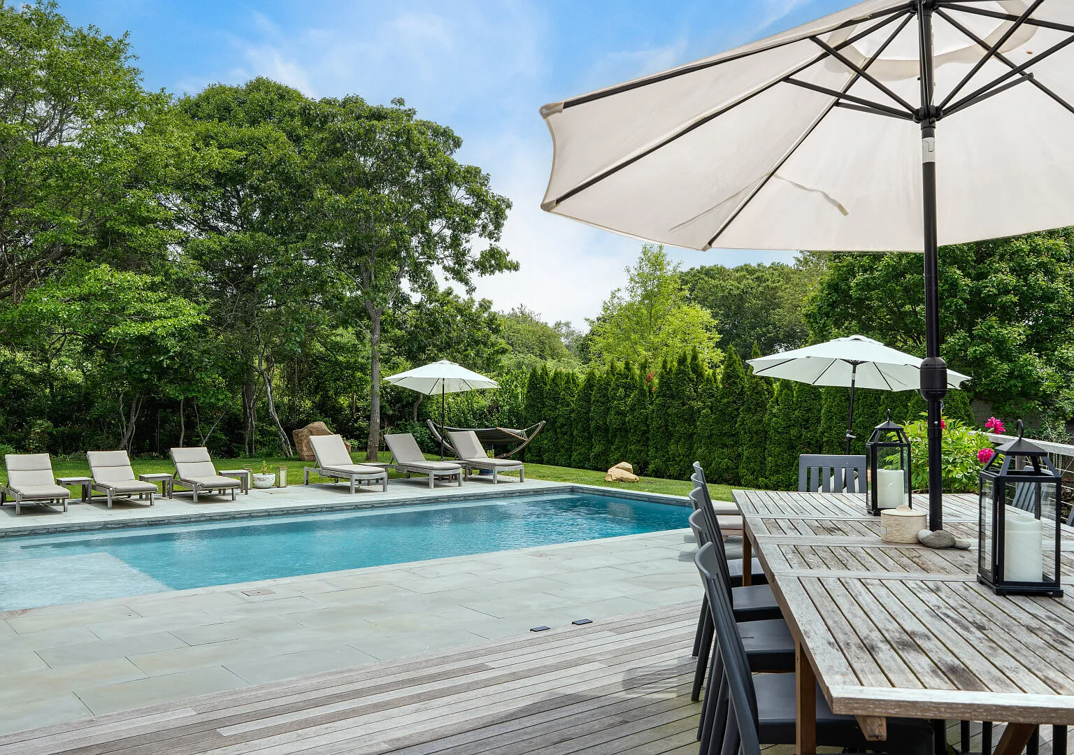 Gorgeous new renovation inside, comfort everywhere you turn, pool — Photo 4
