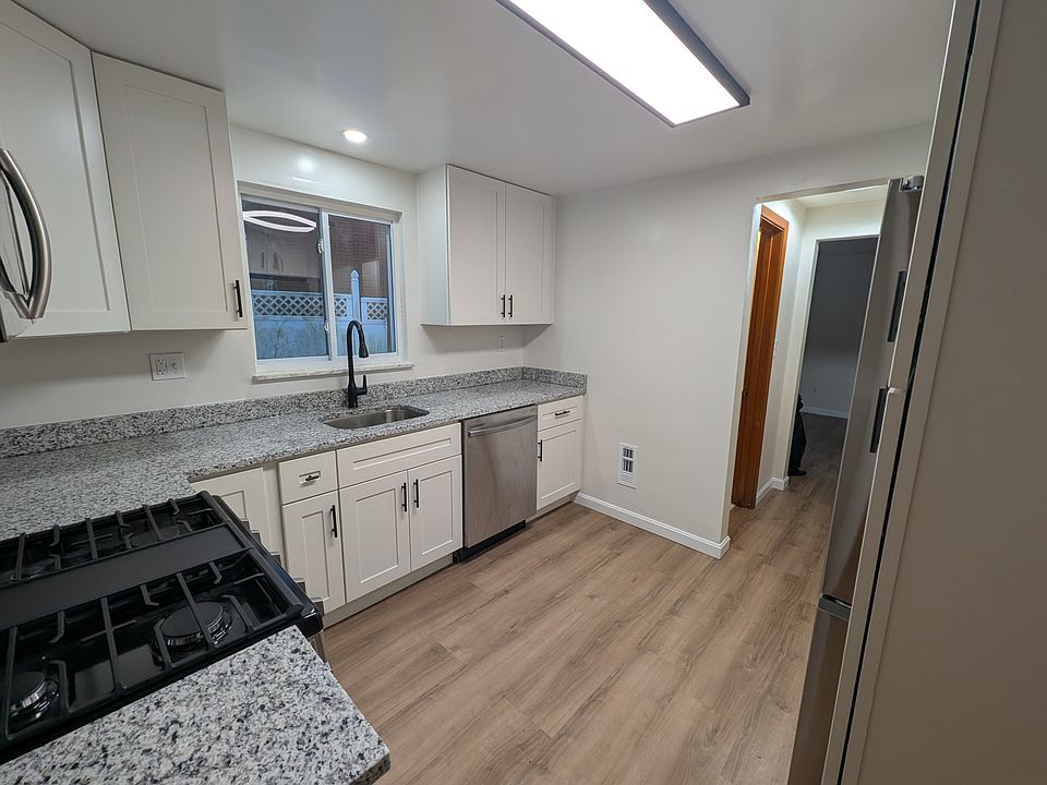 Newly installed, fully equipped kitchen with pantry