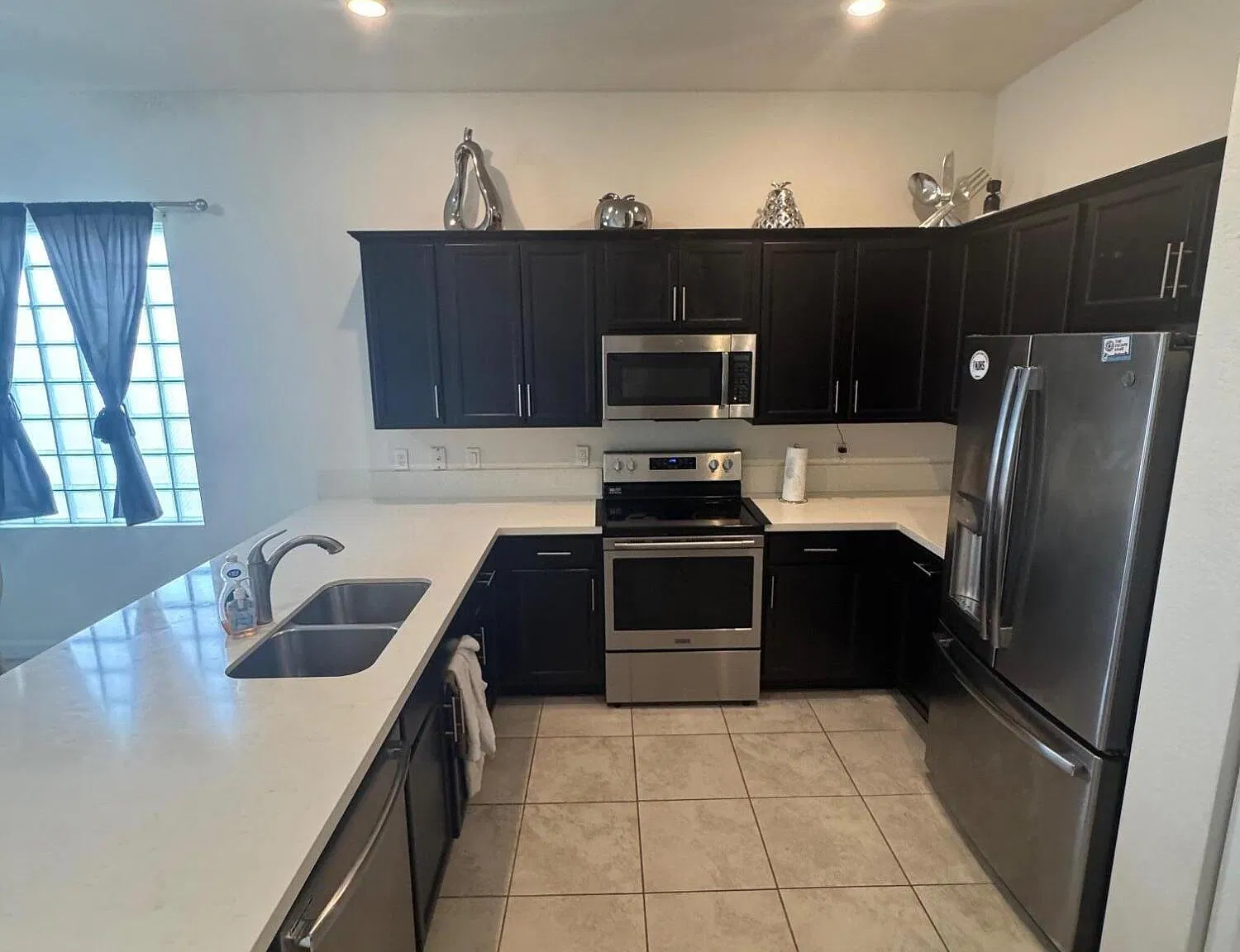 3 bed, 2.0 bath, 2170 sqft, $3,400 — Photo 2